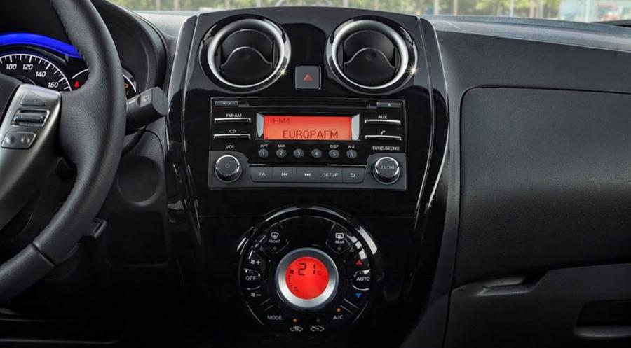Детали интерьера Nissan Note Black Edition 2016 года  (фото 13 из 13)